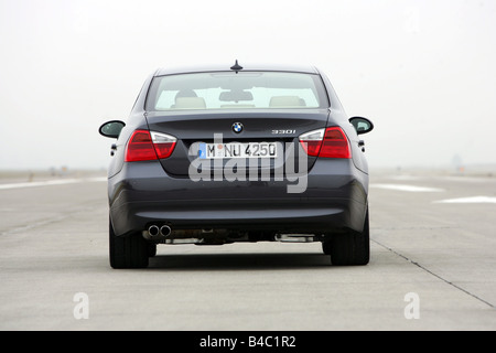 Voiture, BMW 330i, 3er BMW, Limousine, classe moyenne, l'année de modèle 2004-, noir, debout, à la défense, vue arrière, photographe : Hans Die Banque D'Images