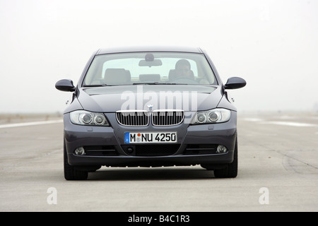 Voiture, BMW 330i, 3er BMW, Limousine, classe moyenne, l'année de modèle 2004-, noir, debout, à la défense, vue frontale, photographe : Hans Banque D'Images