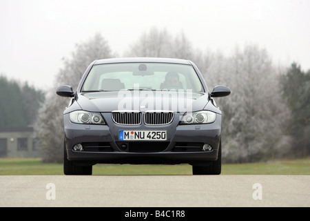 Voiture, BMW 330i, 3er BMW, Limousine, classe moyenne, l'année de modèle 2004-, noir, debout, à la défense, vue frontale, photographe : Hans Banque D'Images