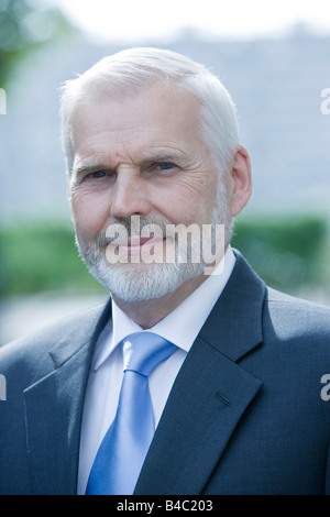 Portrait expressif d'un beau senior businessman sur fond isolé Banque D'Images