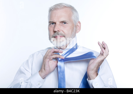 Cravate windsor faire la leçon par un bel homme Banque D'Images