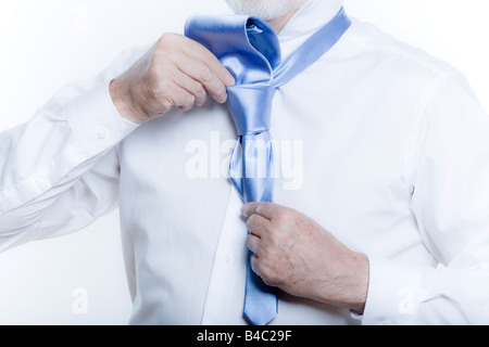 Cravate windsor faire la leçon par un bel homme Banque D'Images