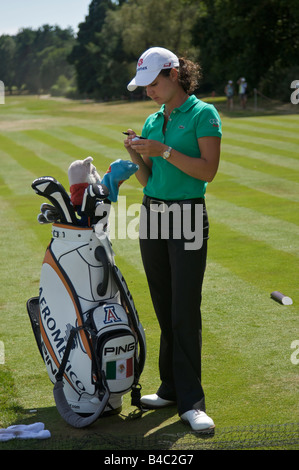 Marquage Lorena Ochoa ses balles de golf au cours de la Ricoh Womens British Open à Sunningdale Golf Club Banque D'Images