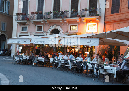 Les clients dans des cafés à la place de Navone Rome Italie Banque D'Images