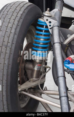 Avec l'antenne du support de suspension avant sur le ressort et les composants du circuit de freinage sur l'avant d'une voiture de course Banque D'Images