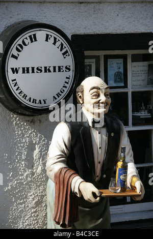 Ville d'Inveraray, en Écosse. Le Loch Fyne Whiskies shop sur le Burgh Royal d'Inveraray's Main Street East. Banque D'Images