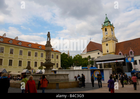 Le Maximilian statue fontaine et hôtel de ville sur la place principale de la vieille ville, le centre de Bratislava, Slovaquie Banque D'Images