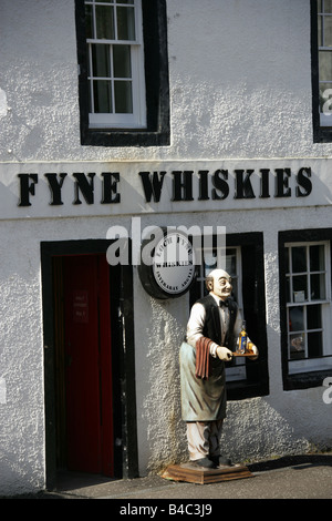 Ville d'Inveraray, en Écosse. Le Loch Fyne Whiskies shop sur le Burgh Royal d'Inveraray's Main Street East. Banque D'Images