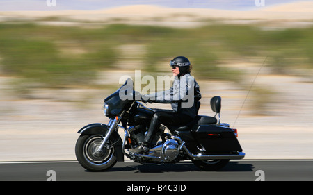 Sa circonscription Biker moto Harley Davidson avec arrière-plan flou. Photo prise dans la vallée de la mort, Californie, USA. Banque D'Images