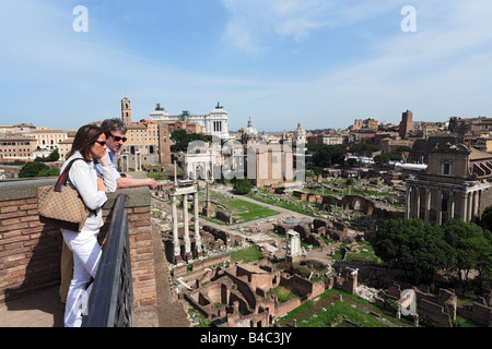 Couple vue sur le Forum Romain Rome Italie Banque D'Images