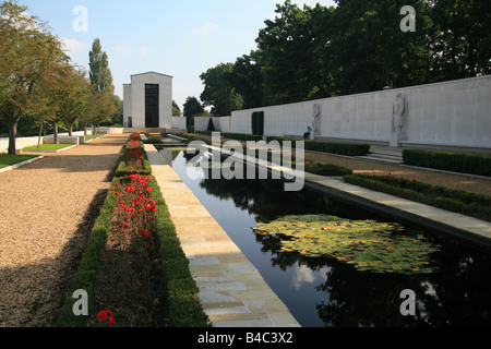 Le miroir d'eau, Mur des Disparus et la Chapelle du Souvenir dans le cimetière Américain de Cambridge, Cambridge, Angleterre. Banque D'Images