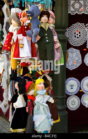 Marionnettes en bois étendus dehors un magasin dans le quartier juif de Josefov à Prague Banque D'Images