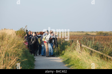 Les ornithologues amateurs à Titchwell Marsh réserve naturelle sur la côte de Norfolk. Banque D'Images