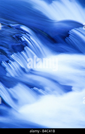 L'exposition de temps l'eau qui coule sur les rochers Banque D'Images