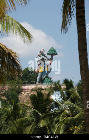 Seigneur Hanuman statue à la recherche sur le stade de la ville Puttaparthi, Andhra Pradesh, Inde Banque D'Images