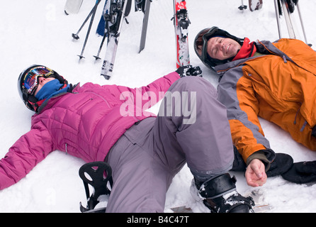 Deux skieurs se reposant dans la neige, Whistler, BC, Canada Banque D'Images