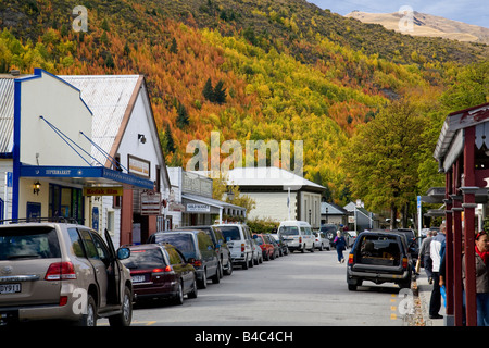 Arrowtown en Nouvelle-Zélande, ancienne ville minière de l'or dans la région d'Otago sur l'île du Sud avec des couleurs d'automne sur les feuilles et les collines Banque D'Images