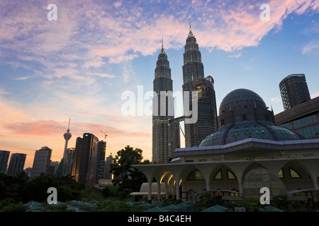 En Asie, la Malaisie, l'État de Selangor, Kuala Lumpur, mosquée dans la ville parc KLCC, à la base de l'emblématique Petronas Towers Banque D'Images