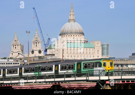 Train de voyageurs le Blackfriars Bridge crossing Tamise La Cathédrale St Paul au-delà Banque D'Images