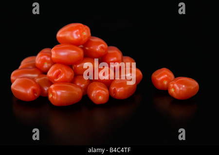 Les tomates sur noir Banque D'Images