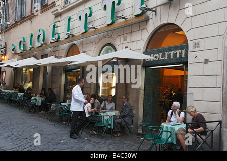 Cafés et restaurants le long de voies pavées Rome Italie Banque D'Images