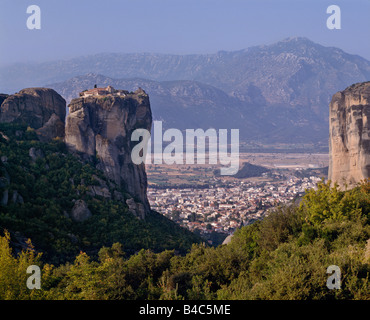 Monastère de la Sainte Trinité Agia Trias dans les météores la ville de Kalambaka sur la plaine de Thessalie, se trouve en dessous de la Grèce Banque D'Images