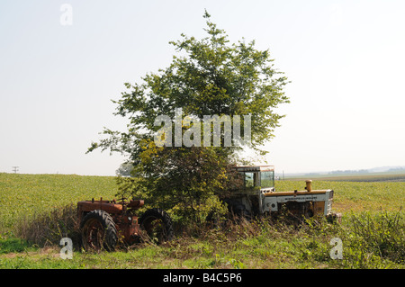 Vieux tracteurs agricoles a pris sa retraite le rural farm Banque D'Images