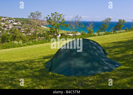 Une petite tente dans un champ à un camping au-dessus de Praa Sands Cornwall Royaume-Uni Grande-Bretagne Angleterre UK 2008 Banque D'Images