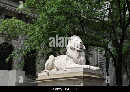 Statue de lion en face de la Bibliothèque publique de la ville de New York, Manhattan, New York, USA Banque D'Images