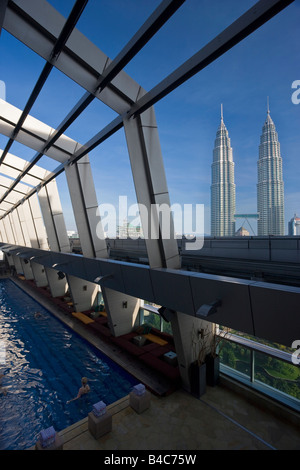 En Asie, la Malaisie, l'État de Selangor, Kuala Lumpur, vue d'une piscine sur le toit et le Skybar de l'icône de 88 étages en acier revêtu Petronas Banque D'Images