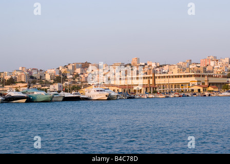 Yachts de luxe et de Croisière au début du matin à Lavrion Port mer Grèce continentale Banque D'Images