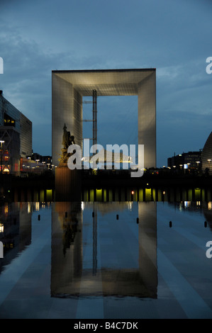 La Grande Arche se reflétant dans une fontaine au quartier des affaires de Paris La Defense in Paris France Banque D'Images