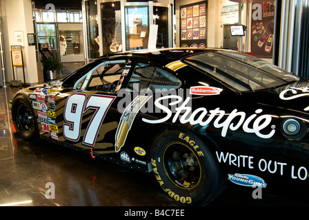 Une voiture de course NASCAR Ford Taurus couverts en répondant à l'autocollants Roush Fenway Racing Museum Banque D'Images