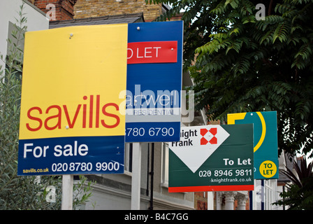 Agent immobilier les panneaux signalant la présence d'appartements à louer et à vendre à Putney, Londres, Angleterre du Sud-Ouest Banque D'Images