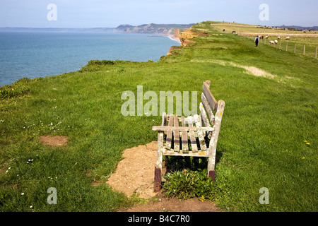 Une banquette en bois vide donnant sur la mer près de Burton Bradstock village au printemps, Dorset, Grande Bretagne UK 2008 Banque D'Images