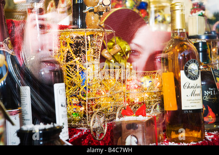 Couple shopping de Noël en chocolat Kirkby Lonsdale Banque D'Images