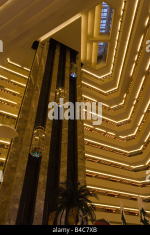 Le Qatar, au Moyen-Orient, Péninsule Arabe, Doha, grand angle vue de l'intérieur d'un hôtel à Doha Banque D'Images