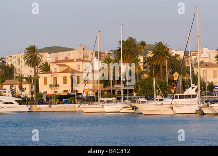 Yachts de luxe et de Croisière au début du matin à Lavrion Port mer Grèce continentale Banque D'Images