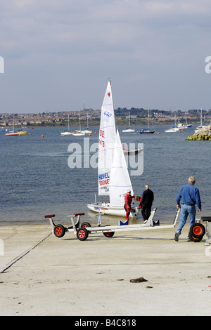 Les étudiants de l'Académie de voile olympique de 2012 à Portland, Dorset Banque D'Images