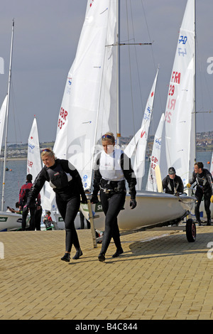 Les femmes étudiant à l'Académie de voile olympique de 2012 à Portland, Dorset Banque D'Images