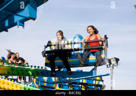 Deux filles sur un fun fair ride Banque D'Images