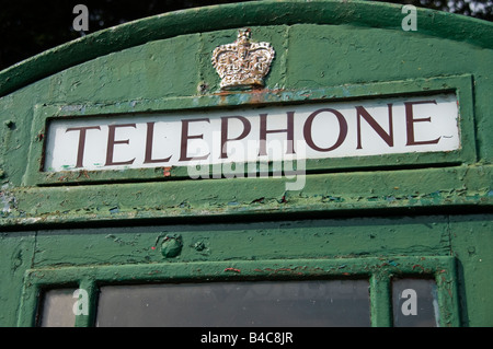 Boîte de téléphone qui a été peint en vert, traditionnellement fait en Irlande. Banque D'Images