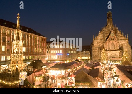 DE L'UE Allemagne Bavière Moyenne-franconie Nuremberg Nuremberg Le monde célèbre marché de l'église Notre Dame Banque D'Images