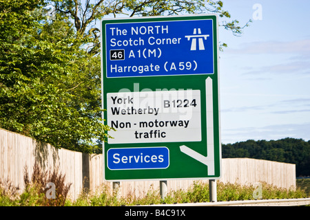 Autoroute en direction du Royaume-Uni et de destination signe avec un mélange d'autoroute et routes non primaires sur fond vert. Banque D'Images