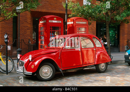 Grande Bretagne - Londres - rouge vintage voiture garée par cabines téléphonique Banque D'Images