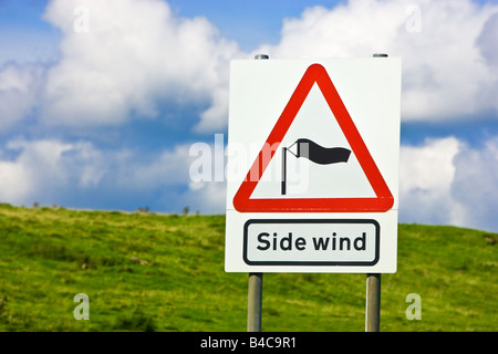 Panneau d'avertissement de vent latéral, mauvais temps venteux, Angleterre Royaume-Uni Banque D'Images