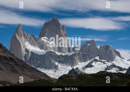 Vue rapprochée de la mont Fitz Roy dans un ciel clair matin. Banque D'Images