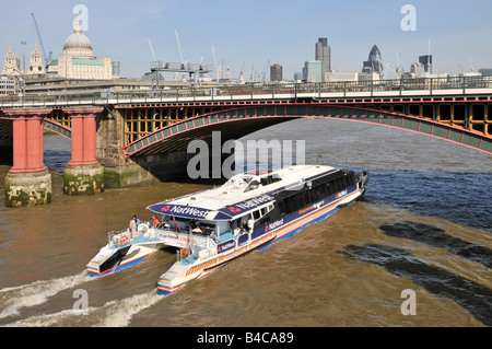 Thames Clipper 'rapide' service bateau passant sous le pont de chemin de fer de Blackfriars montre une publicité Cisjordanie Nat Banque D'Images