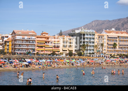 Fuengirola Costa del Sol Malaga Province Espagne plage bondée et paseo Banque D'Images