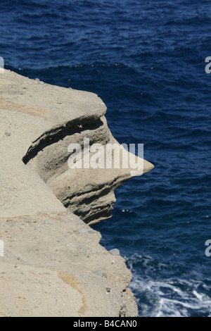 Motif visage forme sur la formation de roche volcanique érodée sur coast Banque D'Images